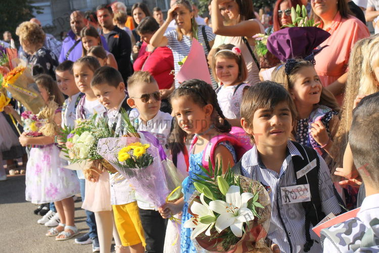 С церемония ОУ "Пенчо Славейков" посрещна първокласниците си