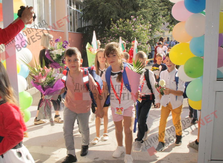 С церемония ОУ "Пенчо Славейков" посрещна първокласниците си