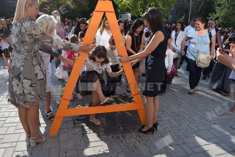 Над 14 400 ученици прекрачват днес прага на школата в областта, училищата с мерки срещу коронавируса