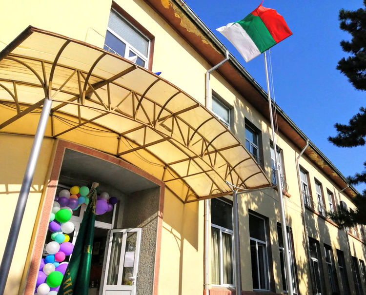 Композиция със знамена на старта на учебната година в Конуш