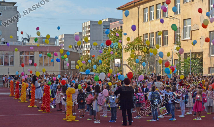 Под арка с балони влязоха 144 първокласници в ОУ „Иван Рилски“