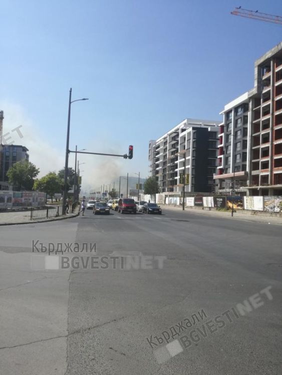 Пожар изпели 20 дка сухи треви и храсти в парк „Арпезос Север”, три екипа огнеборци се борят за локализирането му/снимки/