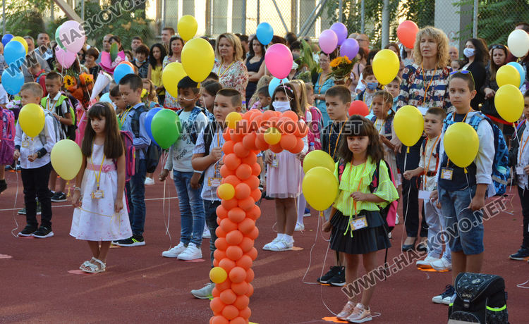 Под арка с балони влязоха 144 първокласници в ОУ „Иван Рилски“