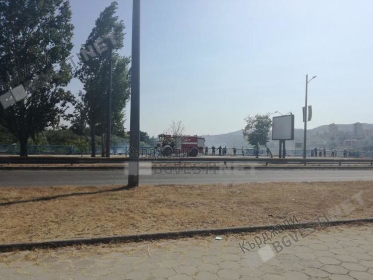 Пожар изпели 20 дка сухи треви и храсти в парк „Арпезос Север”, три екипа огнеборци се борят за локализирането му/снимки/