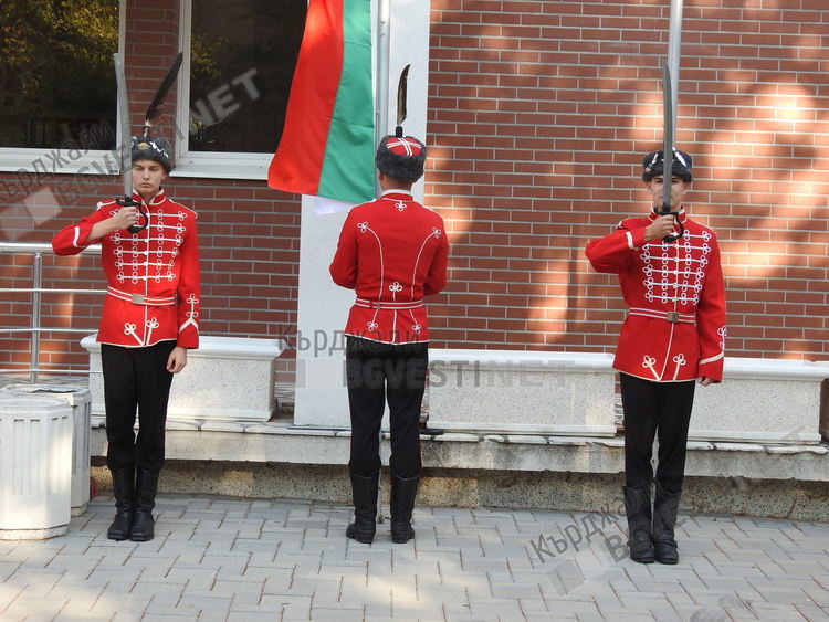 Гвардейци издигнаха националния трибагреник над Езиковата и дадоха старта на новата учебна година