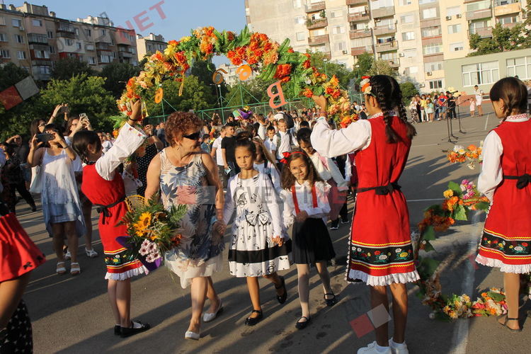 Алековци стартираха новата учебна година с 92 първолака