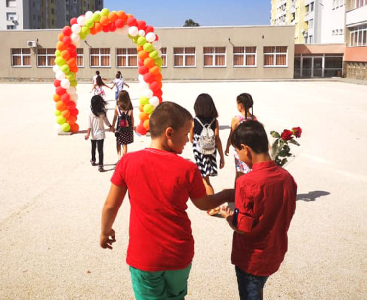 Ученици интервюираха първокласници в първия учебен ден в ОУ „Шандор Петьофи“