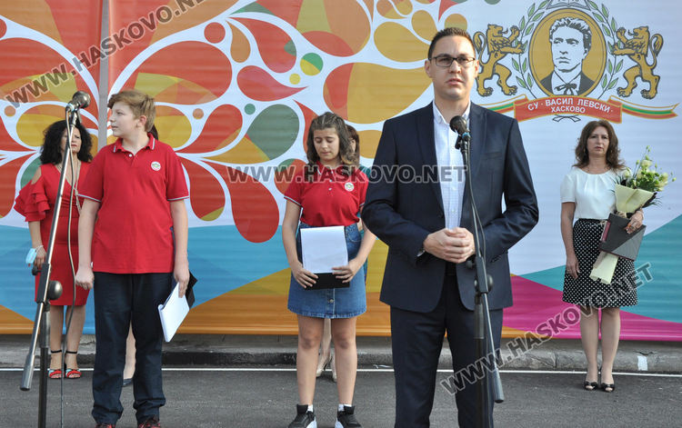 СУ „Васил Левски“ тържествено посрещна 104 първокласници