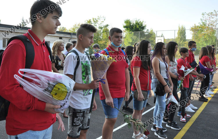 СУ „Васил Левски“ тържествено посрещна 104 първокласници