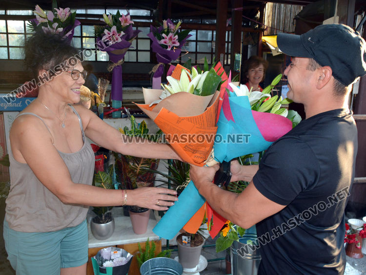 Вял интерес към цветята за първия учебен ден в Хасково