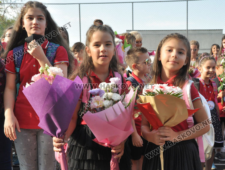 СУ „Васил Левски“ тържествено посрещна 104 първокласници