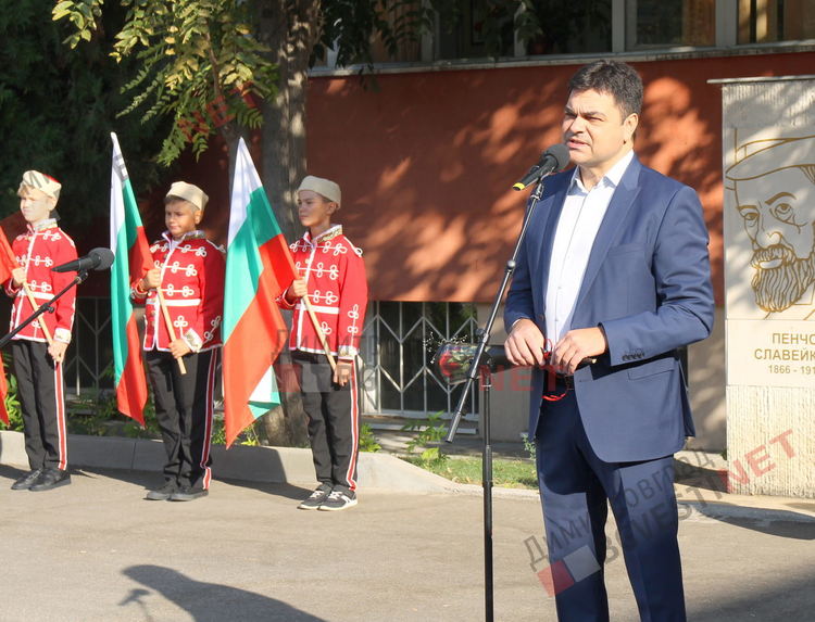 С церемония ОУ "Пенчо Славейков" посрещна първокласниците си