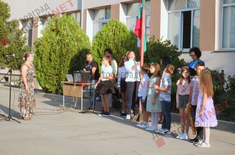 С балерини и настроение посрещнаха първолаците в СУ "Любен Каравелов"