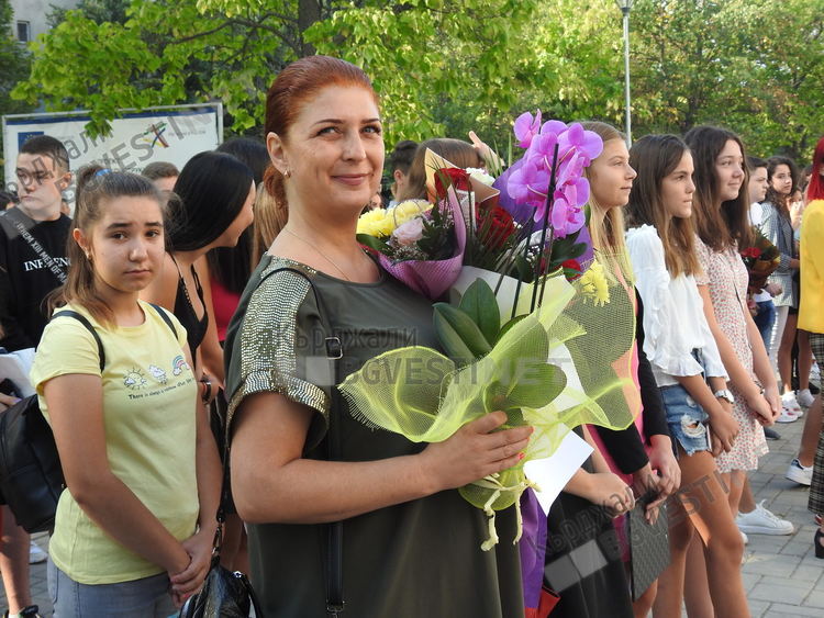 Гвардейци издигнаха националния трибагреник над Езиковата и дадоха старта на новата учебна година