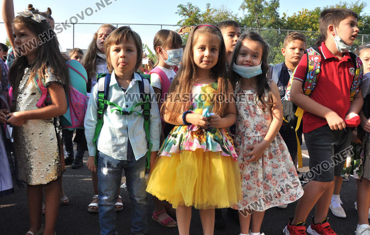 СУ „Васил Левски“ тържествено посрещна 104 първокласници