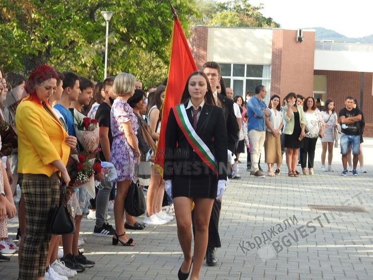 Гвардейци издигнаха националния трибагреник над Езиковата и дадоха старта на новата учебна година