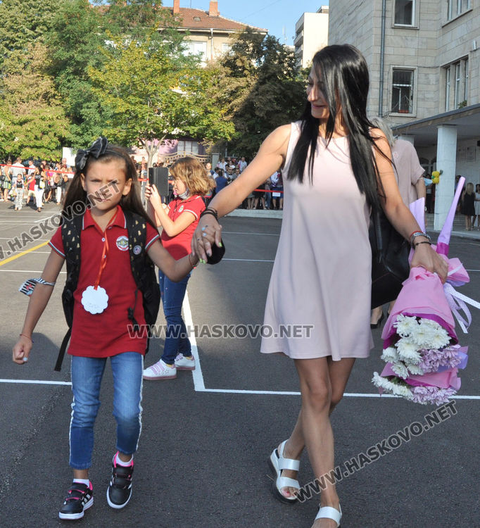 СУ „Васил Левски“ тържествено посрещна 104 първокласници