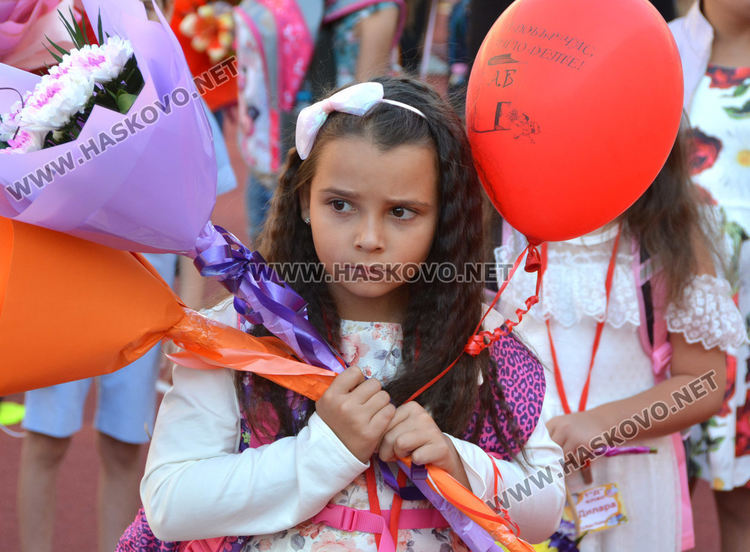 Под арка с балони влязоха 144 първокласници в ОУ „Иван Рилски“