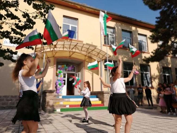 Композиция със знамена на старта на учебната година в Конуш