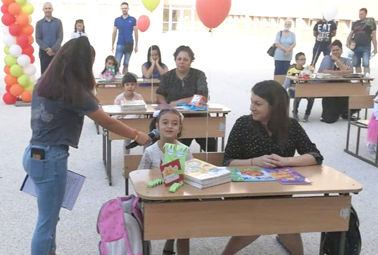 Ученици интервюираха първокласници в първия учебен ден в ОУ „Шандор Петьофи“