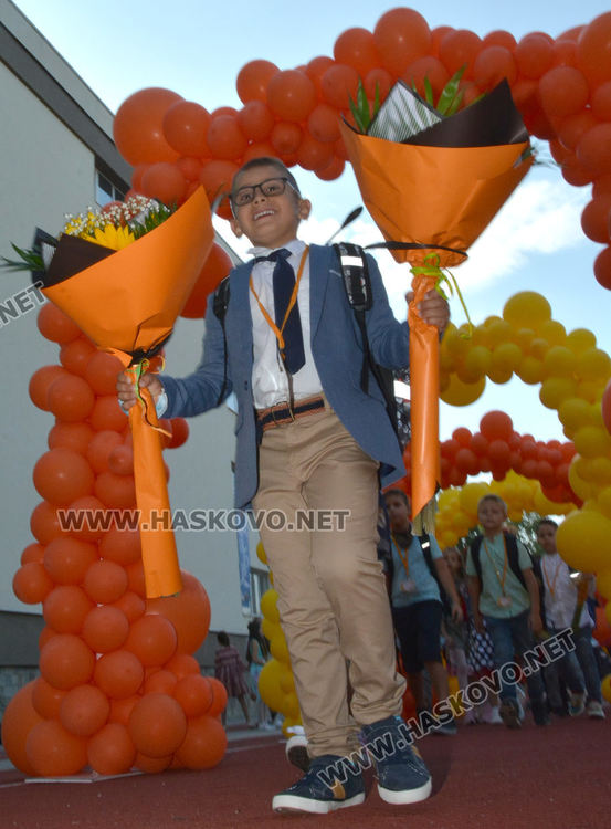 Под арка с балони влязоха 144 първокласници в ОУ „Иван Рилски“