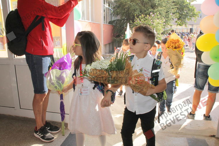 С церемония ОУ "Пенчо Славейков" посрещна първокласниците си