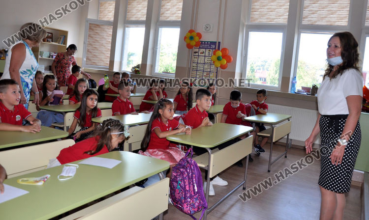 СУ „Васил Левски“ тържествено посрещна 104 първокласници