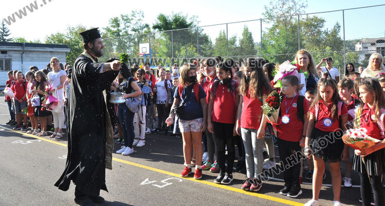 СУ „Васил Левски“ тържествено посрещна 104 първокласници