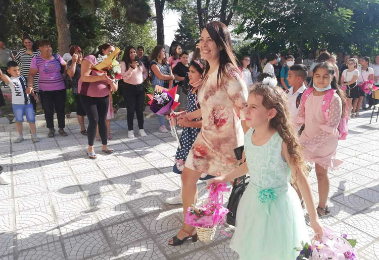 Композиция със знамена на старта на учебната година в Конуш