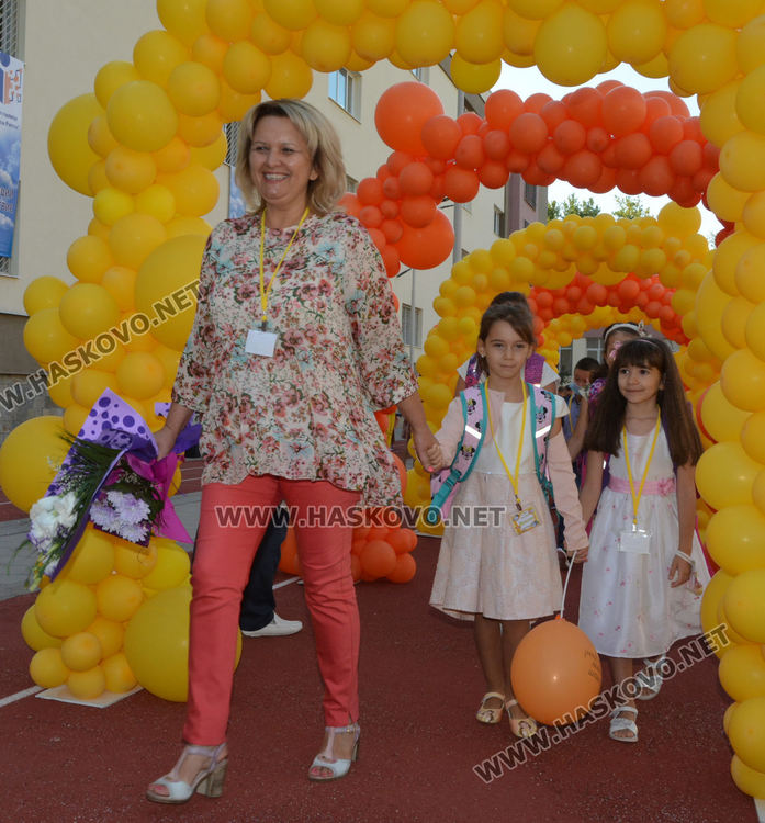 Под арка с балони влязоха 144 първокласници в ОУ „Иван Рилски“