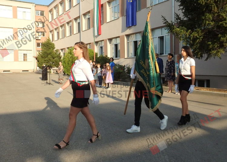 С балерини и настроение посрещнаха първолаците в СУ "Любен Каравелов"