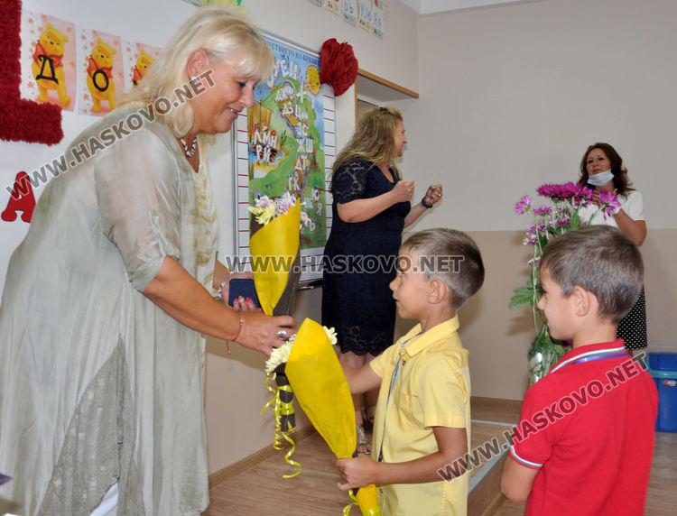 СУ „Васил Левски“ тържествено посрещна 104 първокласници