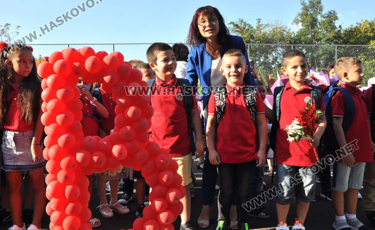 СУ „Васил Левски“ тържествено посрещна 104 първокласници