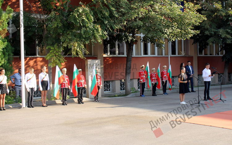 С церемония ОУ "Пенчо Славейков" посрещна първокласниците си