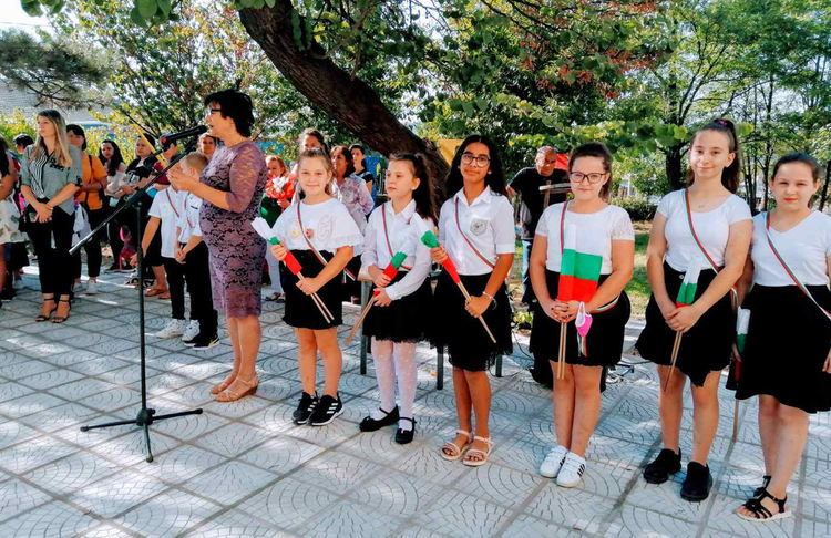 Композиция със знамена на старта на учебната година в Конуш