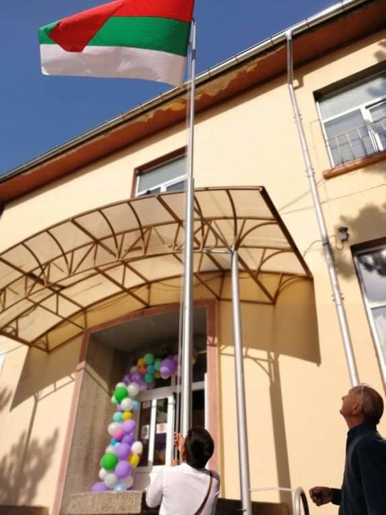 Композиция със знамена на старта на учебната година в Конуш