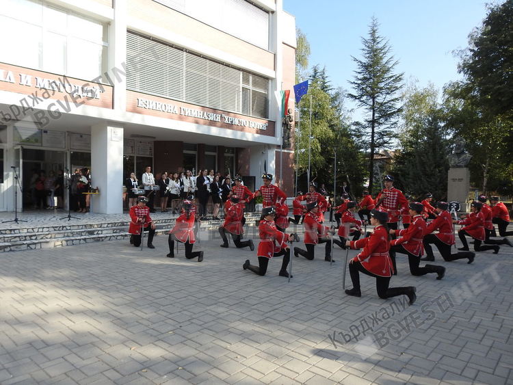 Гвардейци издигнаха националния трибагреник над Езиковата и дадоха старта на новата учебна година