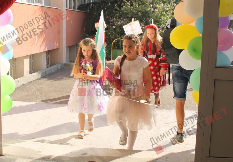 С церемония ОУ "Пенчо Славейков" посрещна първокласниците си