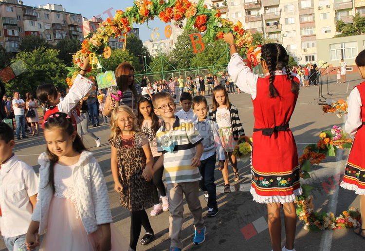 Алековци стартираха новата учебна година с 92 първолака