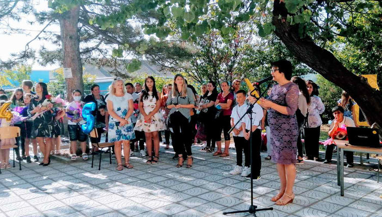 Композиция със знамена на старта на учебната година в Конуш