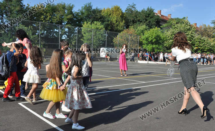 СУ „Васил Левски“ тържествено посрещна 104 първокласници