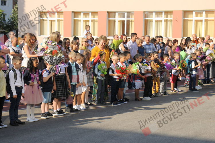 С церемония ОУ "Пенчо Славейков" посрещна първокласниците си