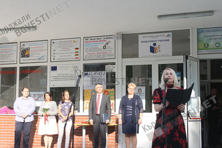 Гвардейци издигнаха националния трибагреник над Езиковата и дадоха старта на новата учебна година