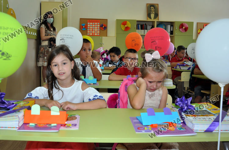 СУ „Васил Левски“ тържествено посрещна 104 първокласници