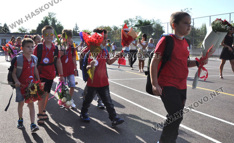 СУ „Васил Левски“ тържествено посрещна 104 първокласници