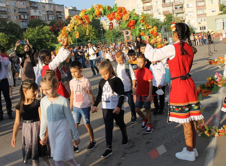 Алековци стартираха новата учебна година с 92 първолака