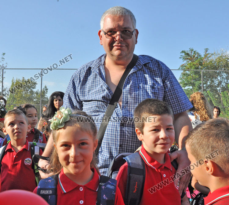 СУ „Васил Левски“ тържествено посрещна 104 първокласници