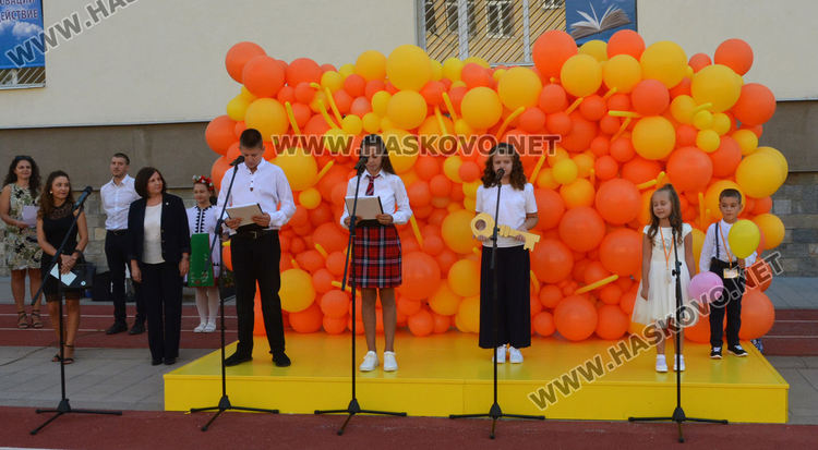 Под арка с балони влязоха 144 първокласници в ОУ „Иван Рилски“