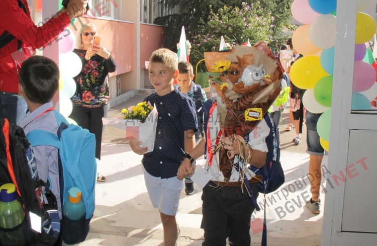 С церемония ОУ "Пенчо Славейков" посрещна първокласниците си