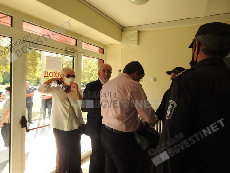 На входа на съда